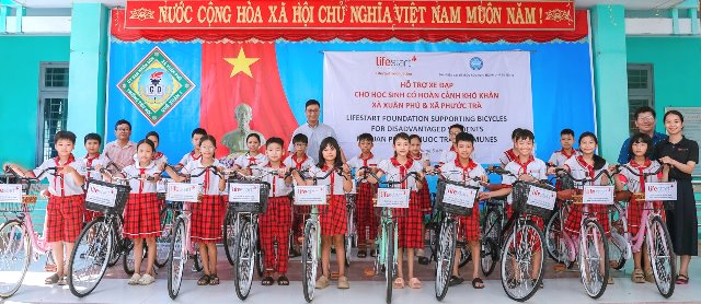 Bà Nguyễn Thị Cẩm Nhung, Quản lý Lifestart Foundation; thầy Nguyễn Văn Lanh, Hiệu trưởng Trường Tiểu học Quế Xuân 1; cùng ông Lê Nguyễn Tấn Thành, Phó Trưởng phòng Đối ngoại thuộc Liên hiệp các tổ chức hữu nghị TP. Đà Nẵng tham dự chương trình trao tặng xe đạp cho học sinh. Bà Nguyễn Thị Cẩm Nhung, Quản lý Lifestart Foundation; thầy Nguyễn Văn Lanh, Hiệu trưởng Trường Tiểu học Quế Xuân 1; cùng ông Lê Nguyễn Tấn Thành, Phó Trưởng phòng Đối ngoại thuộc Liên hiệp các tổ chức hữu nghị TP. Đà Nẵng tham dự chương trình trao tặng xe đạp cho học sinh.