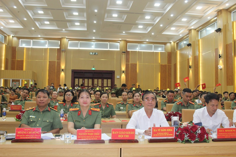 Ban gi&aacute;m khảo hội thi