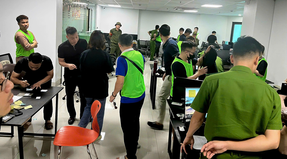 Cơ quan công an khám xét một điểm làm việc của các đối tượng. Cơ quan công an khám xét một điểm làm việc của các đối tượng.