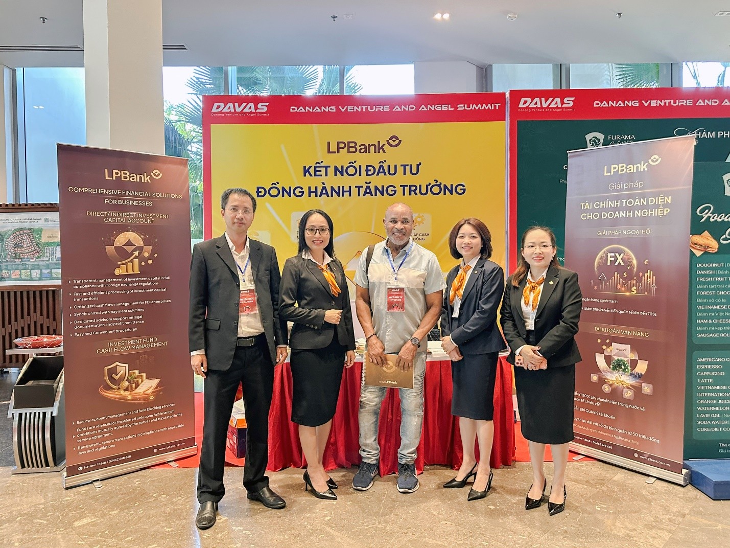 Gian h&agrave;ng của LPBank cũng thu h&uacute;t nhiều đại diện c&aacute;c Quỹ đầu tư đến t&igrave;m hiểu.