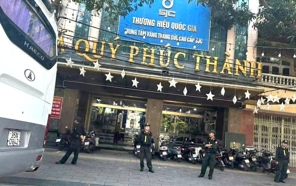 Lực lượng công an đồng loạt triển khai các hoạt động nghiệp vụ tại hệ thống cửa hàng vàng Phúc Thành trên đường Trần Hưng Đạo, phường Nam Định, tỉnh Ninh Bình Lực lượng công an đồng loạt triển khai các hoạt động nghiệp vụ tại hệ thống cửa hàng vàng Phúc Thành trên đường Trần Hưng Đạo, phường Nam Định, tỉnh Ninh Bình