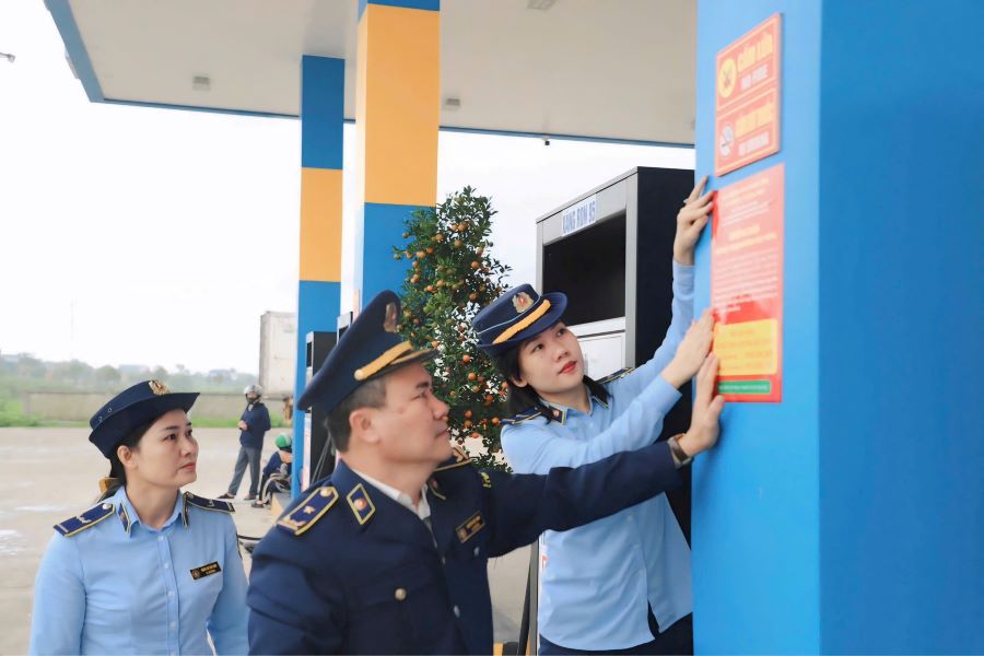 Lực lượng QLTT Hà Tĩnh dán thông báo đường dây nóng tại các cửa hàng kinh doanh xăng dầu Lực lượng QLTT Hà Tĩnh dán thông báo đường dây nóng tại các cửa hàng kinh doanh xăng dầu