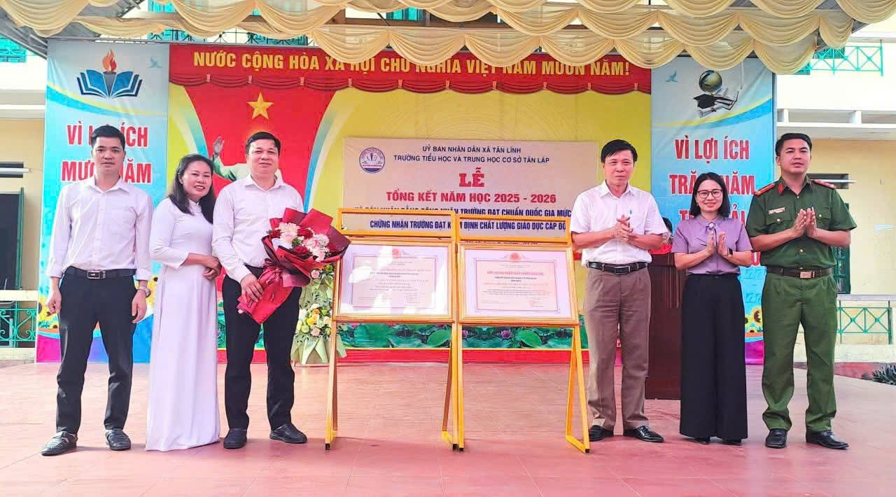 Lào Cai: Trường TH&THCS Tân Lập đón Bằng công nhận Trường chuẩn quốc gia mức độ 1 và Chứng nhận Kiểm định chất lượng giáo dục cấp độ 2