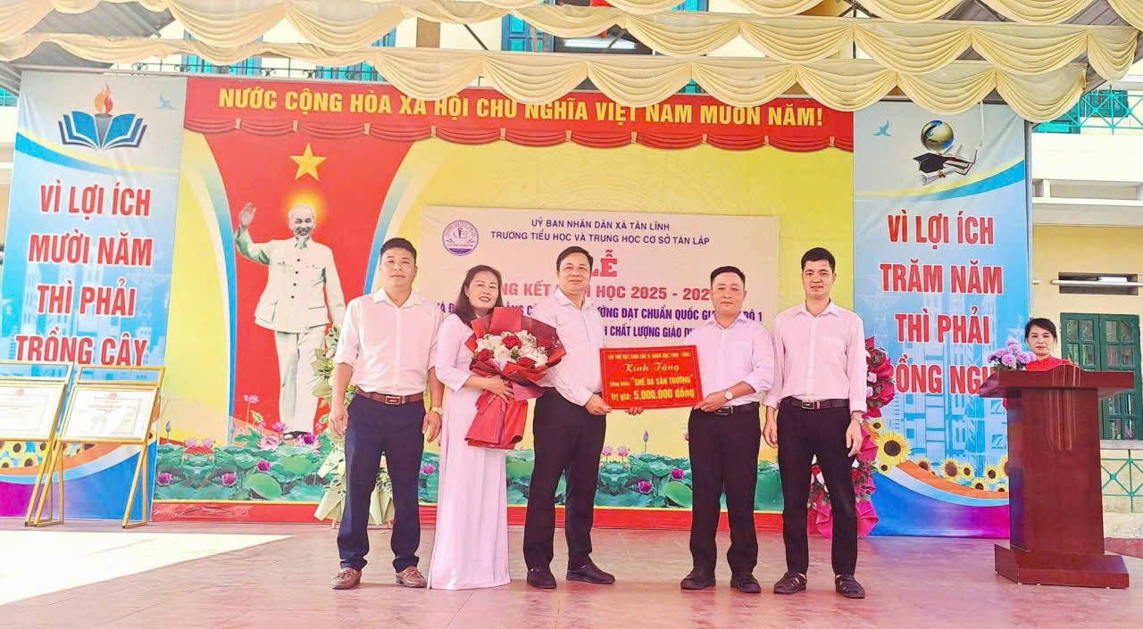 Đại diện cựu M88 Casino, Nổ Hũ, Bắn Cá trao tặng bảng tượng trưng tài trợ Đại diện cựu M88 Casino, Nổ Hũ, Bắn Cá trao tặng bảng tượng trưng tài trợ