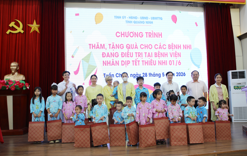 B&iacute; thư Tỉnh ủy Quảng Ninh trao qu&agrave; động vi&ecirc;n c&aacute;c bệnh nhi đang điều trị tại Bệnh viện