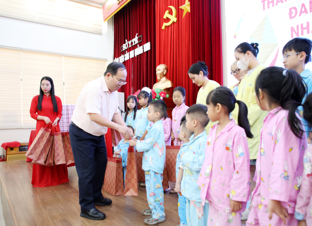 Bí thư Tỉnh ủy Quảng Ninh thăm, trao quà cho bệnh nhi tại Bệnh viện Sản Nhi
