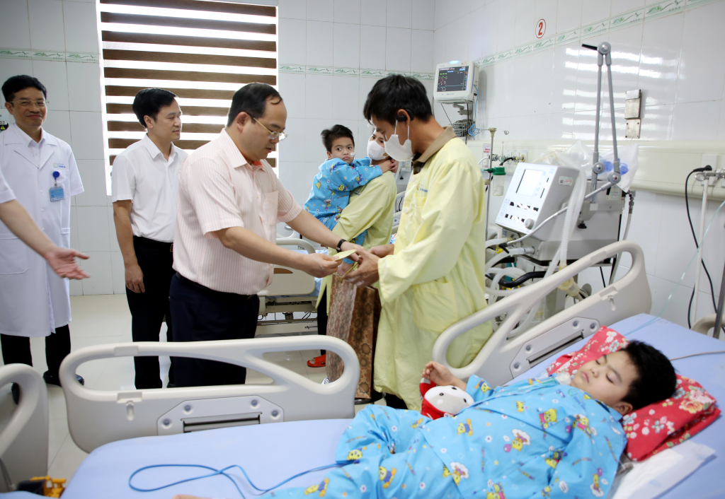 B&iacute; thư Tỉnh ủy Quảng Ninh đến thăm v&agrave; trao qu&agrave; động vi&ecirc;n c&aacute;c bệnh nhi tại Khoa Hồi sức t&iacute;ch cực