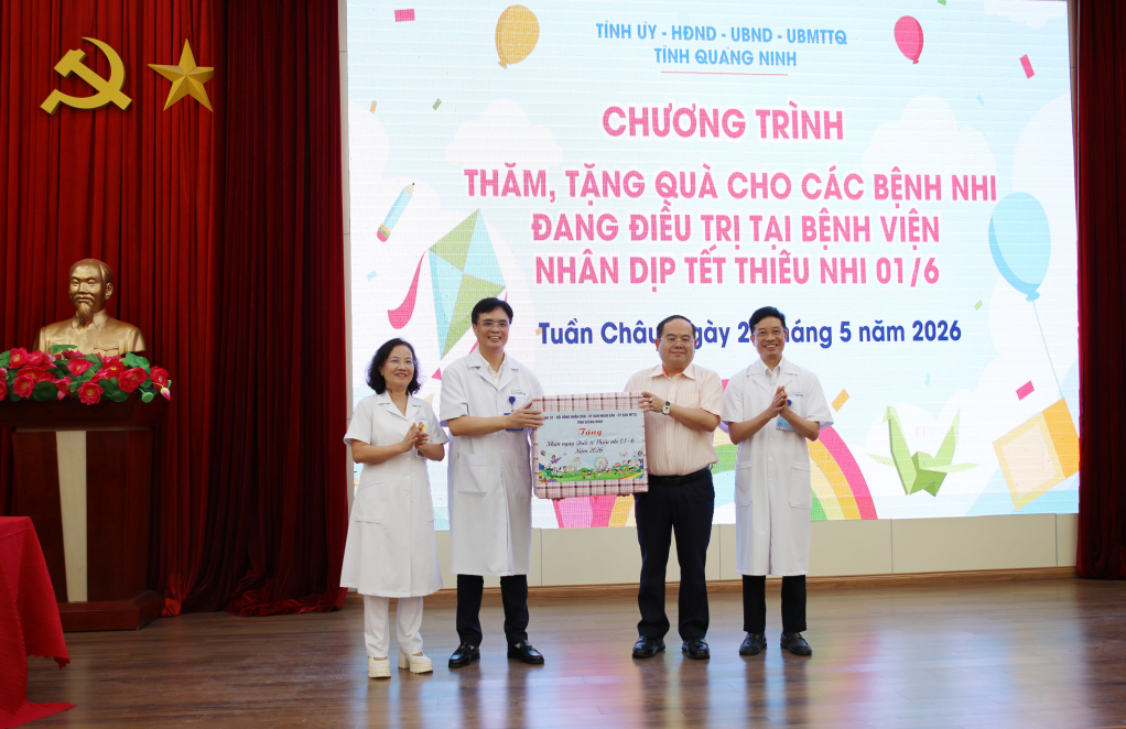 B&iacute; thư Tỉnh ủy Quảng Ninh tặng qu&agrave; động vi&ecirc;n đội ngũ y, b&aacute;c sĩ, nh&acirc;n vi&ecirc;n Bệnh viện