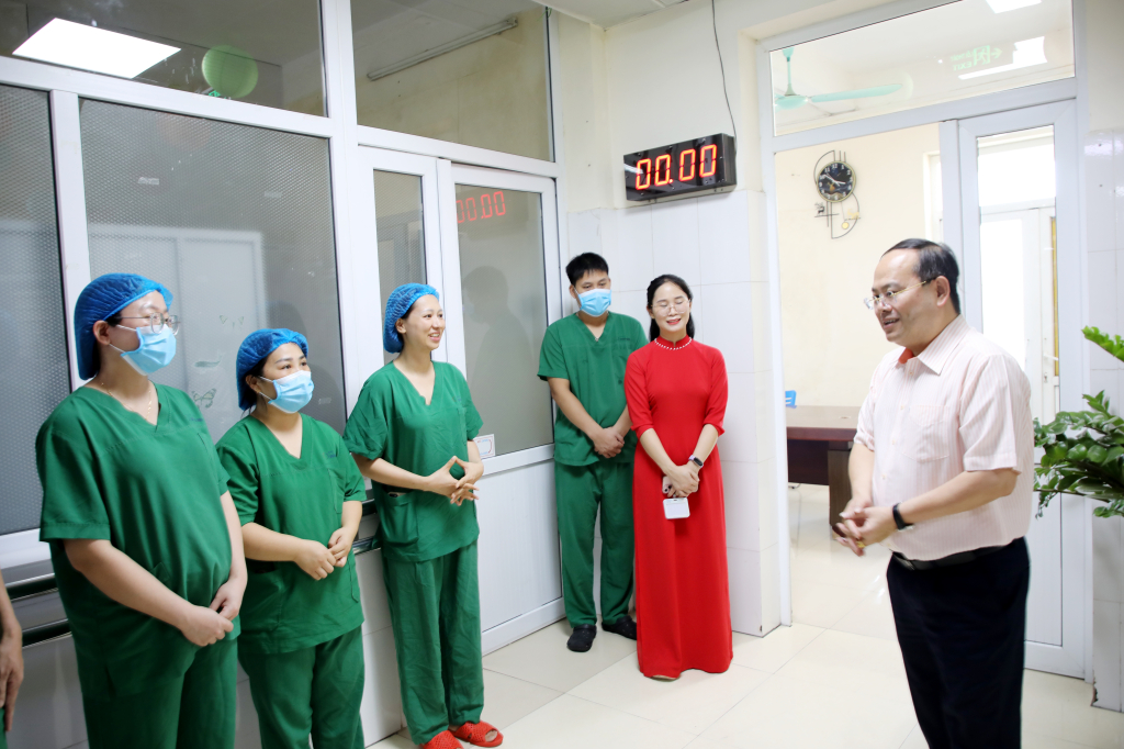 B&iacute; thư Tỉnh ủy Quảng Ninh tr&ograve; chuyện, động vi&ecirc;n đội ngũ y, b&aacute;c sĩ Khoa Hồi sức t&iacute;ch cực