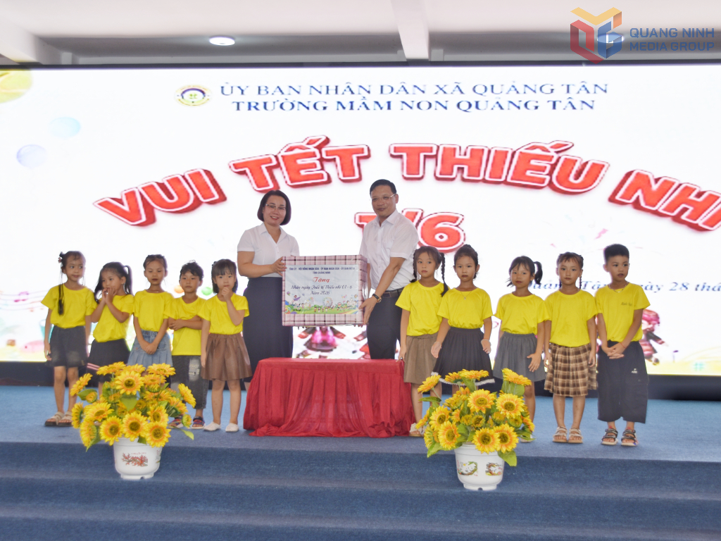 &Ocirc;ng Nghi&ecirc;m Xu&acirc;n Cường trao qu&agrave; của Tỉnh ủy, HĐND, UBND, Ủy ban MTTQ tỉnh Quảng Ninh cho thầy v&agrave; tr&ograve; Trường Mầm non Quảng T&acirc;n