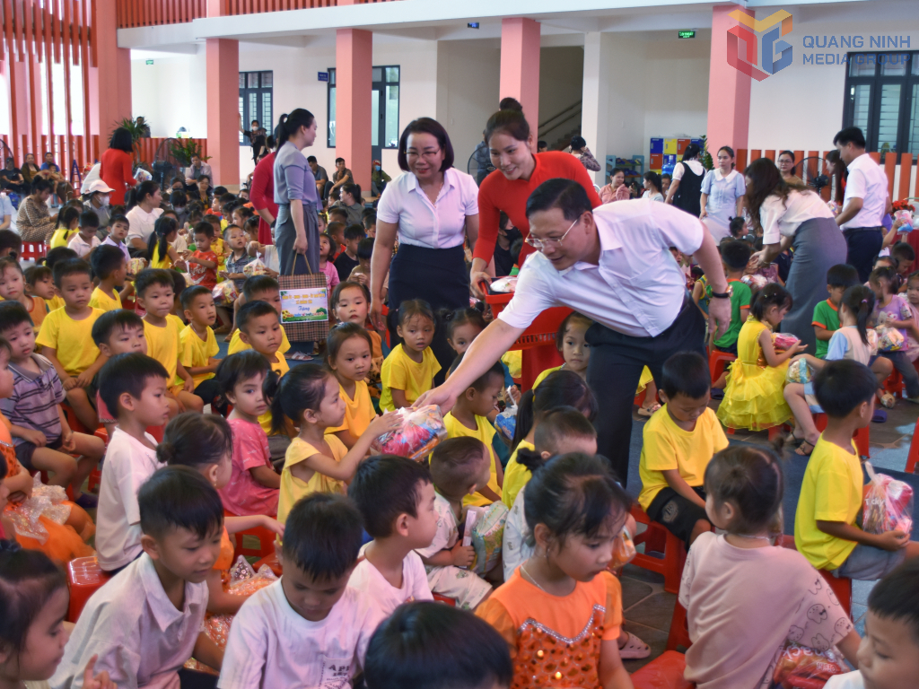 Phó Chủ tịch HĐND tỉnh Quảng Ninh Nghiêm Xuân Cường tặng quà thiếu nhi xã Quảng Tân nhân dịp 1/6