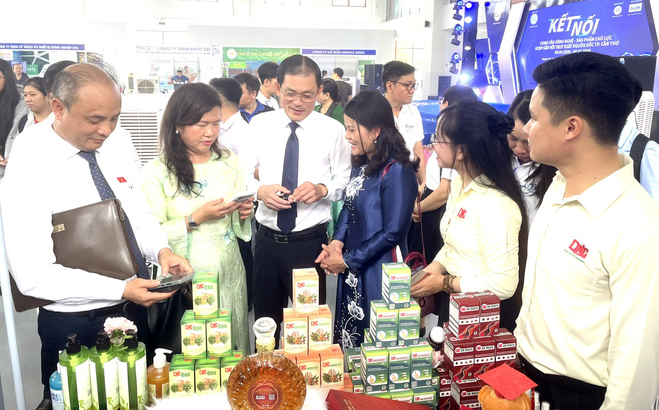 C&aacute;c đại biểu tham quan truy xuất nguồn gốc sản phẩm tại c&aacute;c gian h&agrave;ng trưng b&agrave;y sản phẩm...