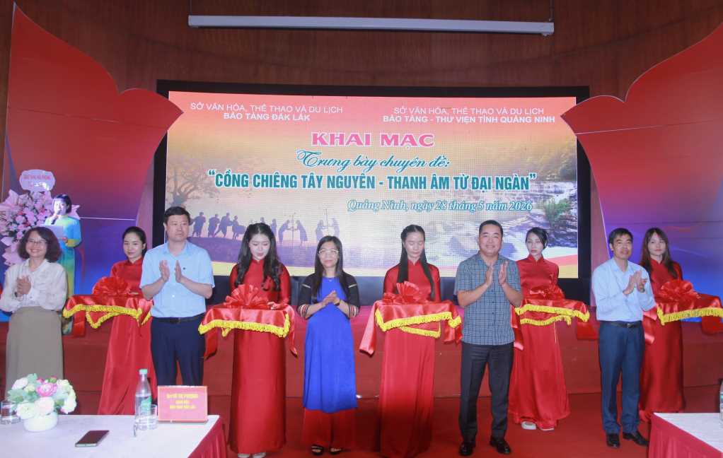 C&aacute;c đại biểu cắt băng khai mạc triển l&atilde;m