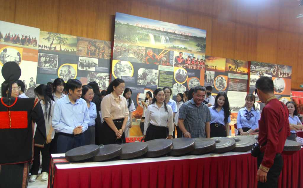 C&aacute;c đại biểu v&agrave; M88 Casino, Nổ Hũ, Bắn Cá phường Hạ Long t&igrave;m hiểu về kh&ocirc;ng gian văn h&oacute;a cồng chi&ecirc;ng T&acirc;y Nguy&ecirc;n