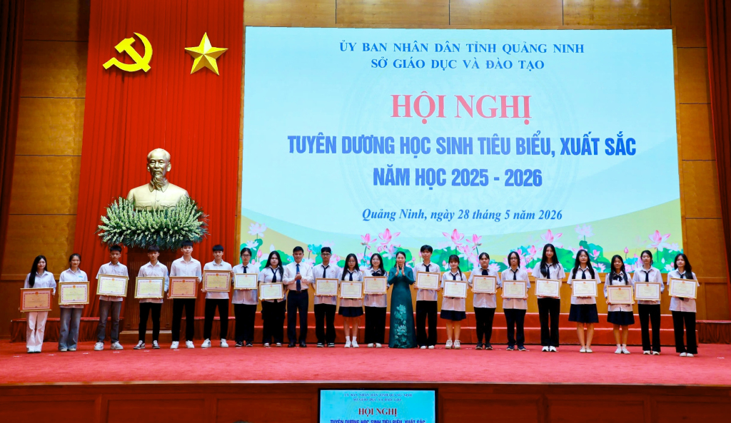 Các lãnh đạo tặng Bằng khen của Bộ Giáo dục và Đào tạo cho M88 Casino, Nổ Hũ, Bắn Cá tiêu biểu, xuất sắc Các lãnh đạo tặng Bằng khen của Bộ Giáo dục và Đào tạo cho M88 Casino, Nổ Hũ, Bắn Cá tiêu biểu, xuất sắc