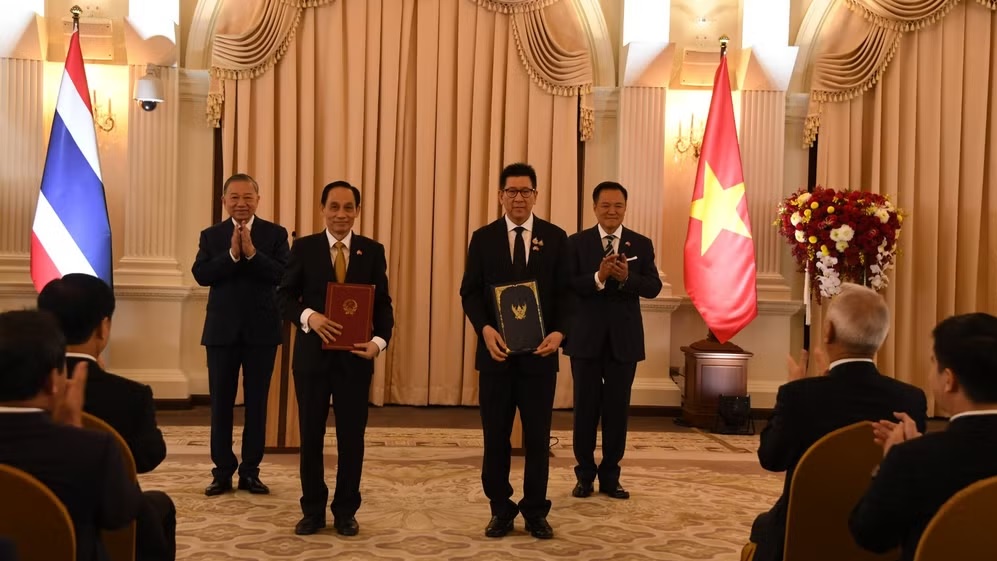 Tổng Bí thư, Chủ tịch nước Tô Lâm và Thủ tướng Thái Lan Anutin Charnvirakul chứng kiến trao Chương trình hành động triển khai quan hệ Đối tác Chiến lược toàn diện Việt Nam-Thái Lan giai đoạn 2026-2031. (Ảnh: XUÂN SƠN) Tổng Bí thư, Chủ tịch nước Tô Lâm và Thủ tướng Thái Lan Anutin Charnvirakul chứng kiến trao Chương trình hành động triển khai quan hệ Đối tác Chiến lược toàn diện Việt Nam-Thái Lan giai đoạn 2026-2031. (Ảnh: XUÂN SƠN)