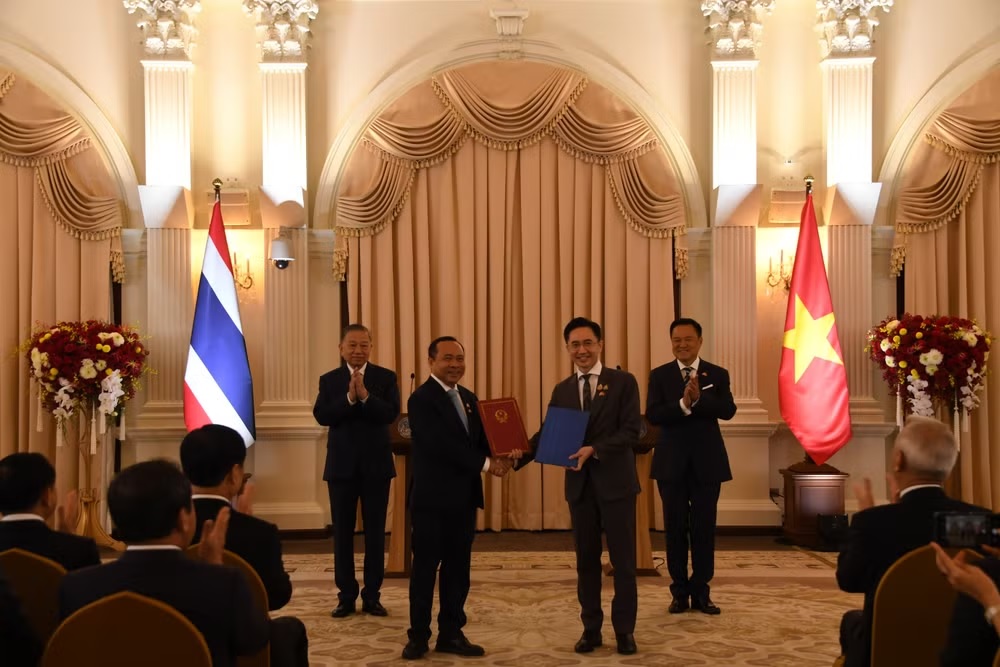 Tổng Bí thư, Chủ tịch nước Tô Lâm và Thủ tướng Thái Lan Anutin Charnvirakul chứng kiến trao Công hàm thông báo Bộ Giáo dục đại học, Nghiên cứu và Đổi mới sáng tạo Thái Lan sẽ kế thừa chức năng nhiệm vụ của Bộ Khoa học và Công nghệ trước đây và tiếp tục thực hiện Hiệp định đã ký với Bộ Khoa học và Công nghệ Việt Nam. (Ảnh: MINH THẮNG) Tổng Bí thư, Chủ tịch nước Tô Lâm và Thủ tướng Thái Lan Anutin Charnvirakul chứng kiến trao Công hàm thông báo Bộ Giáo dục đại học, Nghiên cứu và Đổi mới sáng tạo Thái Lan sẽ kế thừa chức năng nhiệm vụ của Bộ Khoa học và Công nghệ trước đây và tiếp tục thực hiện Hiệp định đã ký với Bộ Khoa học và Công nghệ Việt Nam. (Ảnh: MINH THẮNG)