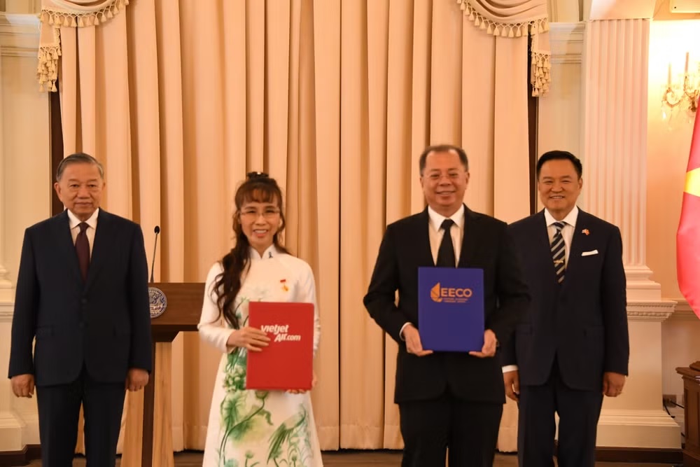 Tổng Bí thư, Chủ tịch nước Tô Lâm và Thủ tướng Thái Lan Anutin Charnvirakul chứng kiến trao Biên bản Ghi nhớ về hợp tác phát triển Dự án Trung tâm bảo trì, sửa chữa, vận hành giữa Vietjet với Cơ quan Hành lang kinh tế phía đông. (Ảnh: XUÂN SƠN) Tổng Bí thư, Chủ tịch nước Tô Lâm và Thủ tướng Thái Lan Anutin Charnvirakul chứng kiến trao Biên bản Ghi nhớ về hợp tác phát triển Dự án Trung tâm bảo trì, sửa chữa, vận hành giữa Vietjet với Cơ quan Hành lang kinh tế phía đông. (Ảnh: XUÂN SƠN)