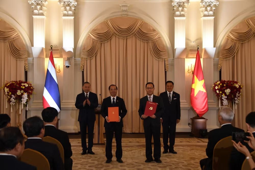 Tổng Bí thư, Chủ tịch nước Tô Lâm và Thủ tướng Thái Lan Anutin Charnvirakul chứng kiến trao Biên bản Ghi nhớ về hợp tác giữa Học viện Chính trị Hành chính và Quản trị Công và Đại học Khon Kaen, Thái Lan. (Ảnh: MINH THẮNG) Tổng Bí thư, Chủ tịch nước Tô Lâm và Thủ tướng Thái Lan Anutin Charnvirakul chứng kiến trao Biên bản Ghi nhớ về hợp tác giữa Học viện Chính trị Hành chính và Quản trị Công và Đại học Khon Kaen, Thái Lan. (Ảnh: MINH THẮNG)