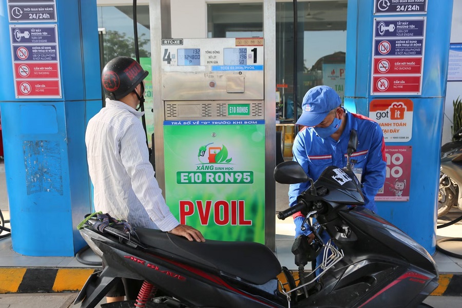 Xăng E10 thường có giá thấp hơn xăng khoáng, giúp người tiêu dùng tiết kiệm chi phí vận hành phương tiện. Xăng E10 thường có giá thấp hơn xăng khoáng, giúp người tiêu dùng tiết kiệm chi phí vận hành phương tiện.