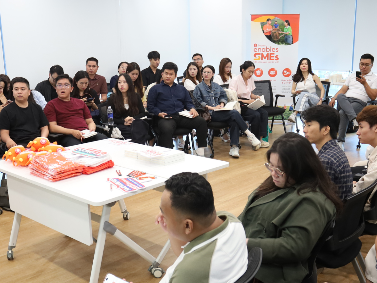 Buổi đ&agrave;o tạo d&agrave;nh ri&ecirc;ng cho c&aacute;c nh&agrave; b&aacute;n Mall tại TP.HCM, từ c&aacute;c nh&agrave; b&aacute;n mới đến những doanh nghiệp đ&atilde; c&oacute; nhiều năm kinh doanh tr&ecirc;n TMĐT.