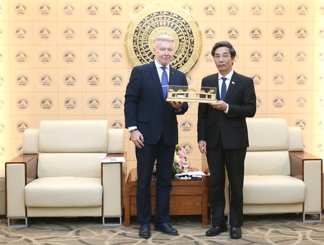 Phó Chủ tịch UBND TP. Đà Nẵng Trần Chí Cường tặng quà lưu niệm Tổng Lãnh sự quán Belarus. Phó Chủ tịch UBND TP. Đà Nẵng Trần Chí Cường tặng quà lưu niệm Tổng Lãnh sự quán Belarus.