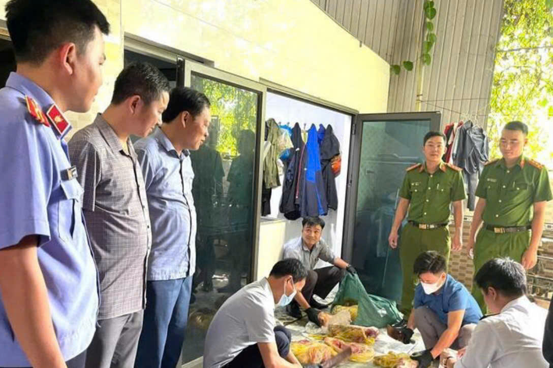 Lực lượng chức năng kh&aacute;m x&eacute;t nơi ở của đối tượng. (Ảnh: C&ocirc;ng an H&agrave; Tĩnh)
