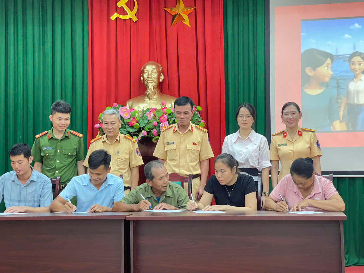 Tổ chức cho c&aacute;c hộ gia đ&igrave;nh k&yacute; cam kết chấp h&agrave;nh nghi&ecirc;m quy định của Luật giao th&ocirc;ng đường thủy.