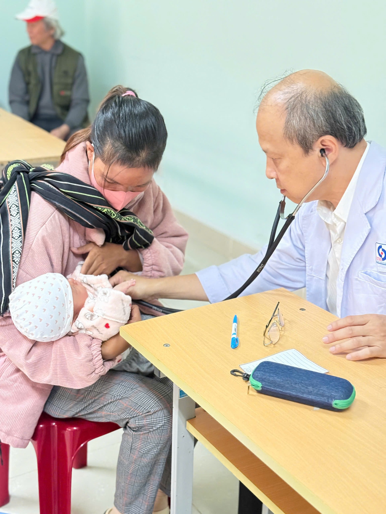B&aacute;c sĩ Bệnh viện Nh&acirc;n d&acirc;n Gia Định (TP Hồ Ch&iacute; Minh) kh&aacute;m s&agrave;ng lọc bệnh tim miễn ph&iacute; cho người lớn v&agrave; trẻ em tại Bệnh viện II L&acirc;m Đồng. Ảnh: Bệnh viện II L&acirc;m Đồng