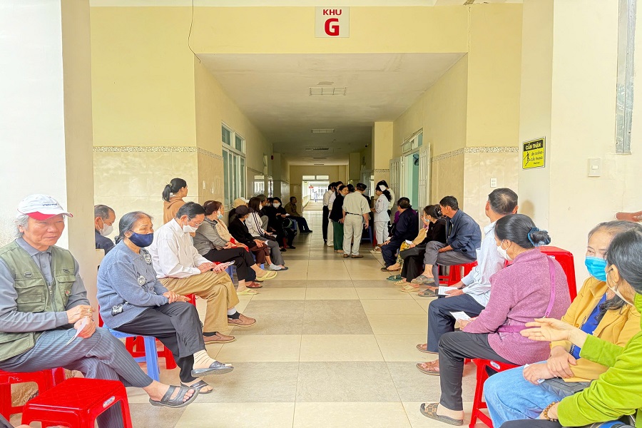 Rất đ&ocirc;ng người d&acirc;n đến kh&aacute;m s&agrave;ng lọc bệnh tim mạch miễn ph&iacute;.