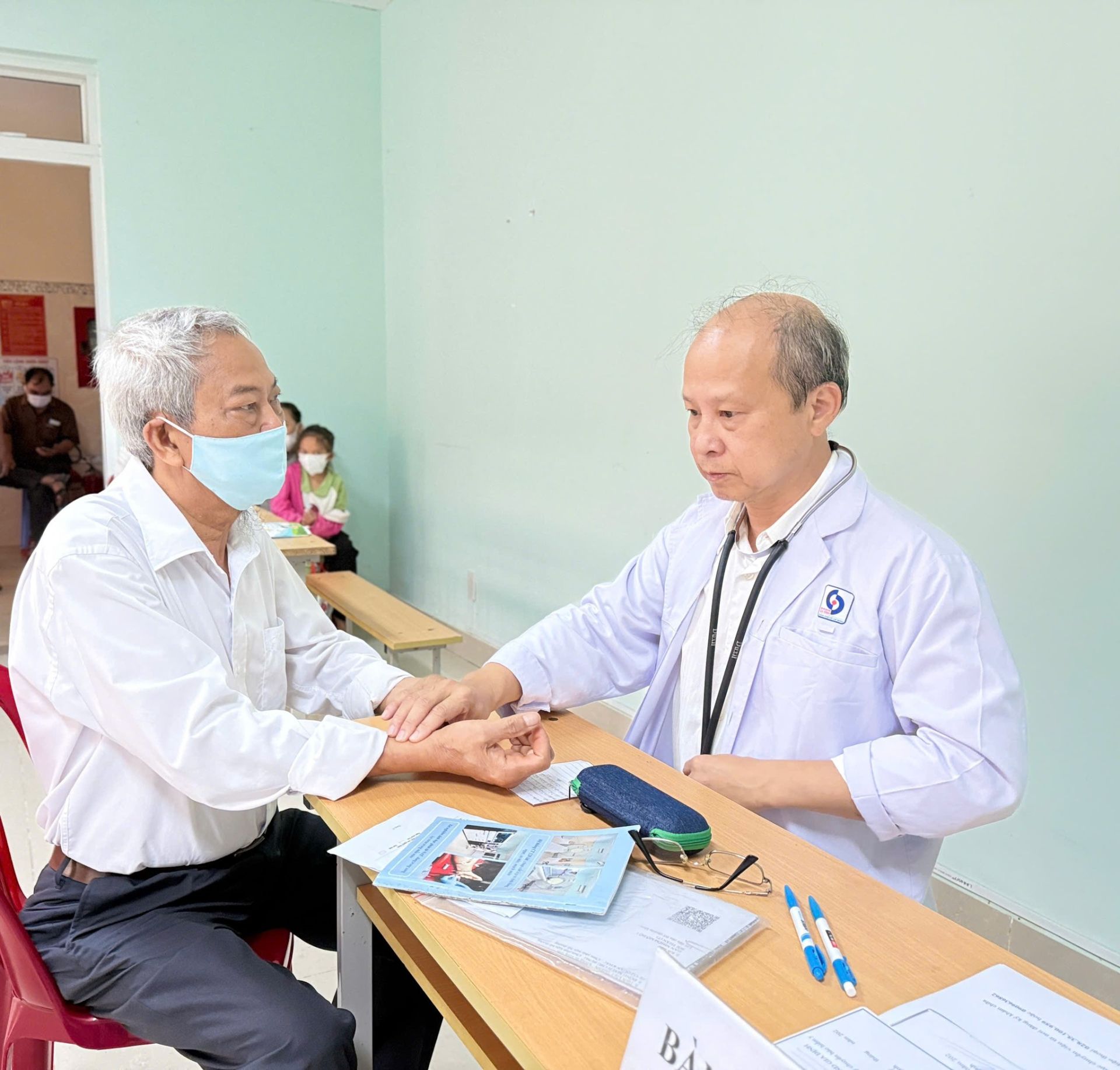 B&aacute;c sĩ Bệnh viện Nh&acirc;n d&acirc;n Gia Định (TP Hồ Ch&iacute; Minh) kh&aacute;m s&agrave;ng lọc bệnh tim miễn ph&iacute; cho người lớn tại Bệnh viện II L&acirc;m Đồng. Ảnh: Bệnh viện II L&acirc;m Đồng