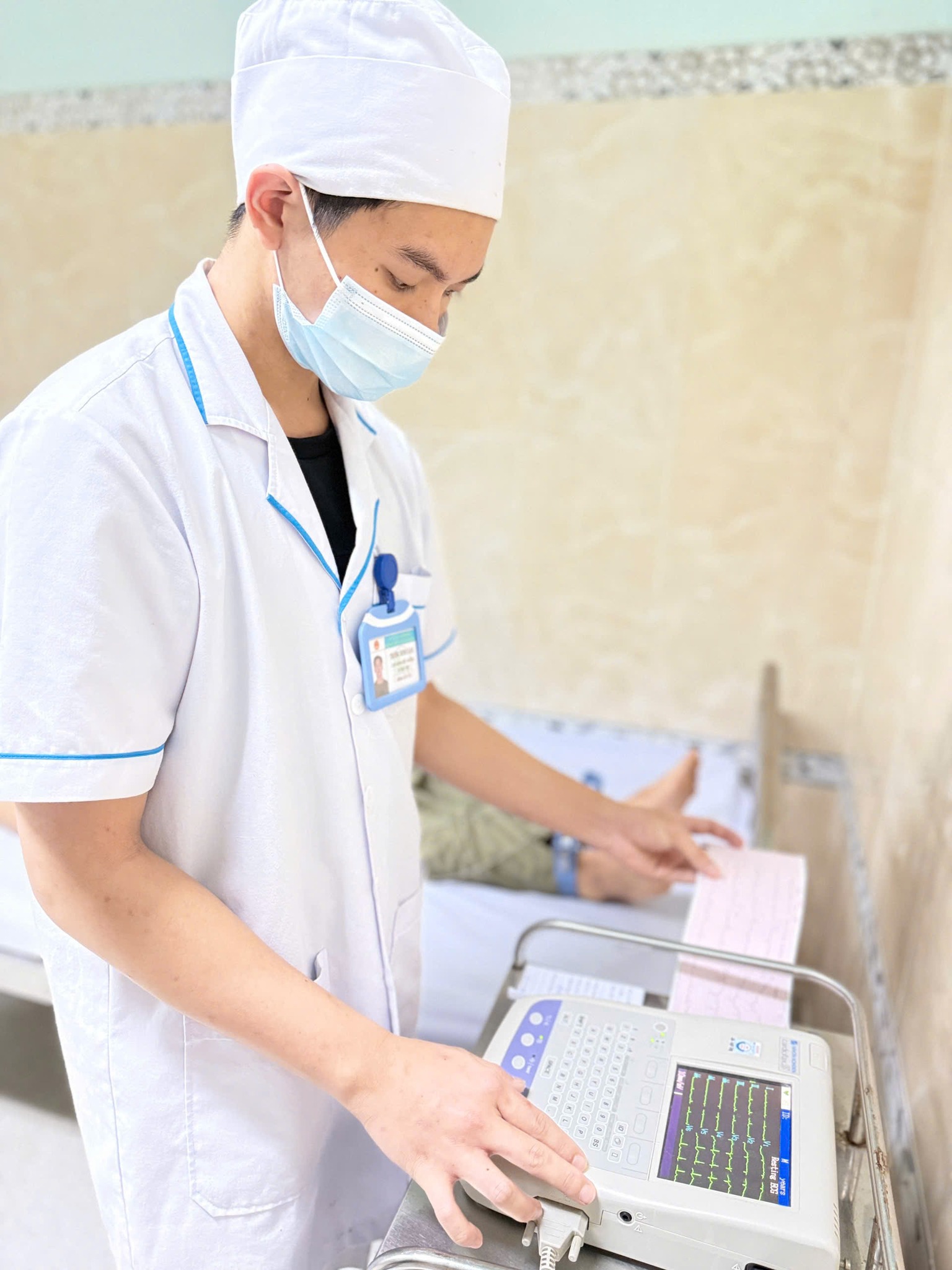 B&aacute;c sĩ chuy&ecirc;n khoa Tim mạch đến từ Bệnh viện Nh&acirc;n D&acirc;n Gia Định kh&aacute;m s&agrave;ng lọc bệnh tim miễn ph&iacute; tại Bệnh viện II L&acirc;m Đồng. Ảnh: Bệnh viện II L&acirc;m Đồng