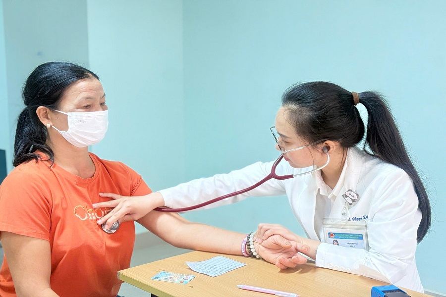 B&aacute;c sĩ chuy&ecirc;n khoa Tim mạch đến từ Bệnh viện Nh&acirc;n d&acirc;n Gia Định (TP Hồ Ch&iacute; Minh) kh&aacute;m s&agrave;ng lọc bệnh tim miễn ph&iacute; cho người lớn tại Bệnh viện II L&acirc;m Đồng. Ảnh: Bệnh viện II L&acirc;m Đồng