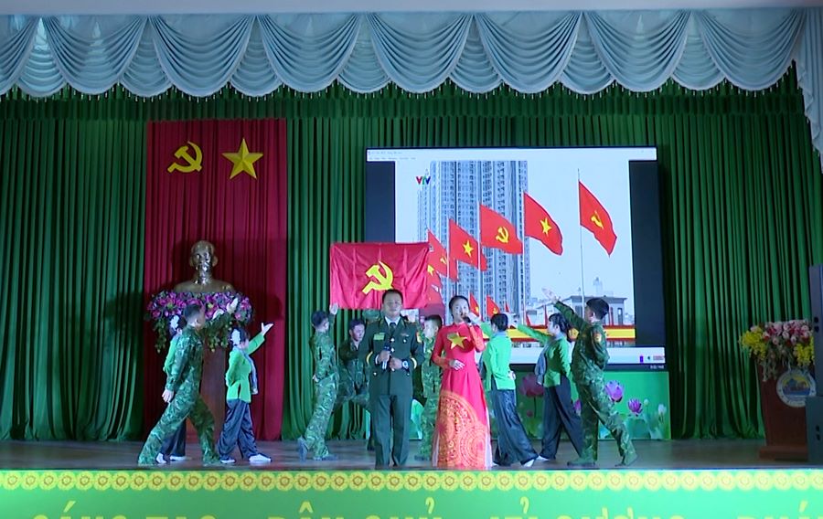 Các đội tham gia thực hiện phần thi của mình Các đội tham gia thực hiện phần thi của mình