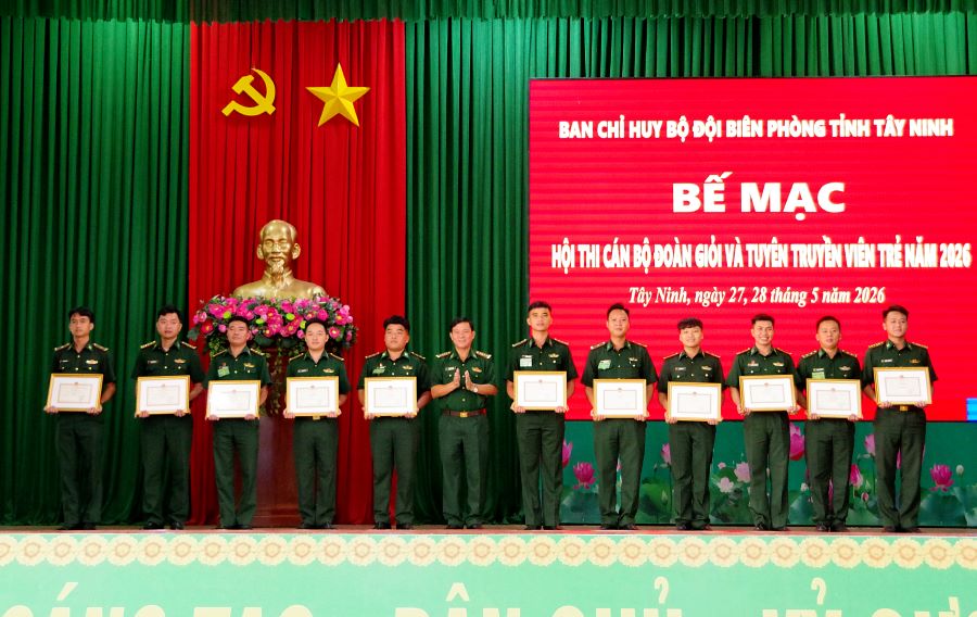 Đại t&aacute; Dương Văn Dược - B&iacute; thư Đảng ủy, Ch&iacute;nh ủy Ban Chỉ huy BĐBP tỉnh trao tặng Giấy khen cho c&aacute;c tập thể v&agrave; c&aacute; nh&acirc;n c&oacute; th&agrave;nh t&iacute;ch xuất sắc trong Hội thi