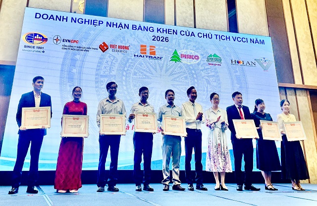 Ông Nguyễn Hoàng Hải, Tổng giám đốc PISICO (thứ 6 từ phải qua) nhận Bằng khen của Chủ tịch VCCI . Ảnh: Ánh Việt Ông Nguyễn Hoàng Hải, Tổng giám đốc PISICO (thứ 6 từ phải qua) nhận Bằng khen của Chủ tịch VCCI . Ảnh: Ánh Việt