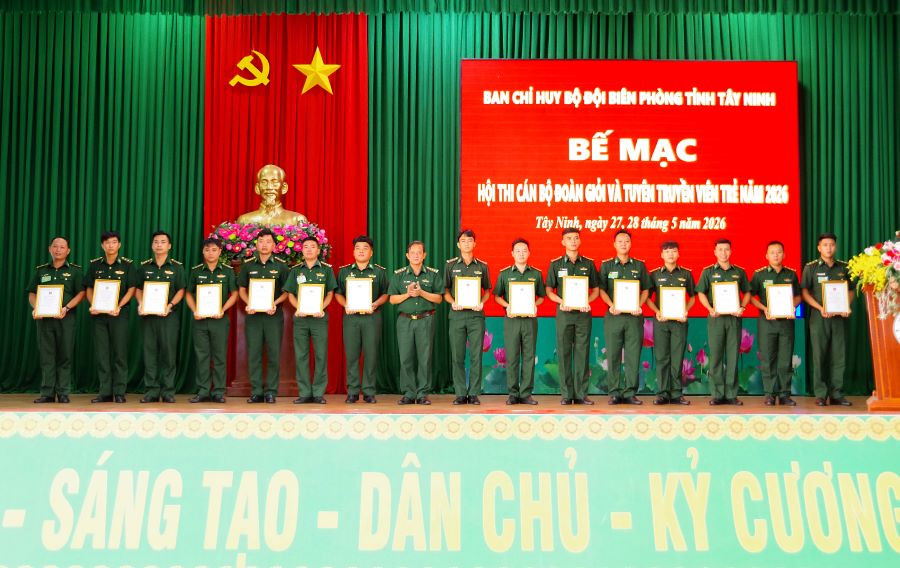 Thượng t&aacute; L&ecirc; Trọng T&igrave;nh, Ph&oacute; Chỉ huy trưởng Ban Chỉ huy BĐBP tỉnh trao tặng Giấy chứng nhận c&aacute;n bộ Đo&agrave;n giỏi cho 15 c&aacute; nh&acirc;n trong tham gia Hội thi