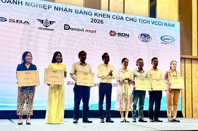 Ông Đỗ Anh Quân, đại diện Công ty Ánh Vy (thứ 2 từ phải qua) nhận Bằng khen của Chủ tịch VCCI . Ảnh: A-Việt Ông Đỗ Anh Quân, đại diện Công ty Ánh Vy (thứ 2 từ phải qua) nhận Bằng khen của Chủ tịch VCCI . Ảnh: A-Việt