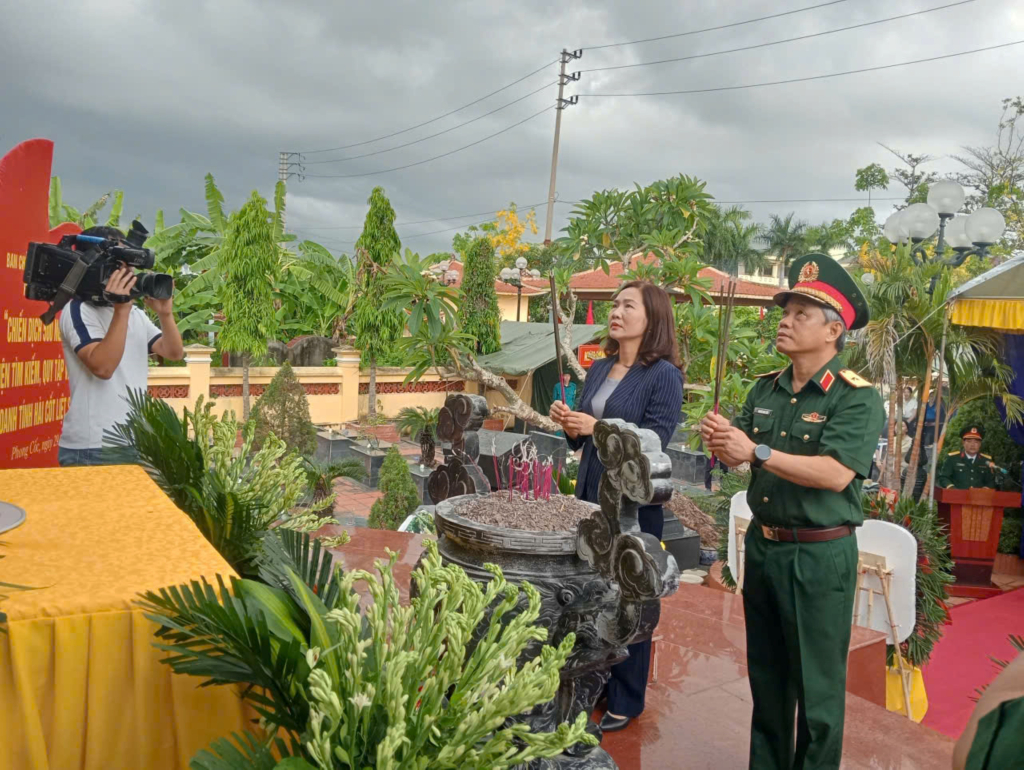 C&aacute;c đại biểu d&acirc;ng hương, d&acirc;ng hoa tại Nghĩa trang Liệt sĩ Phong Cốc, phường Phong Cốc