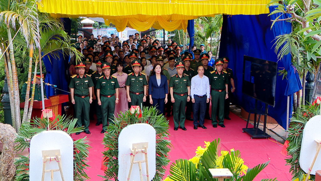 C&aacute;c đại biểu tưởng niệm c&aacute;c Anh h&ugrave;ng liệt sĩ tại Nghĩa trang Liệt sĩ Phong Cốc, phường Phong Cốc
