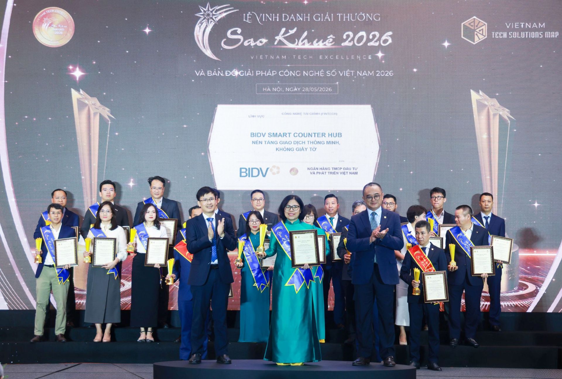 Ảnh 03: Đại diện Ban Quản l&yacute; dự &aacute;n Smart Counter Hub nhận giải thưởng Sao Khu&ecirc; 2026 với sản phẩm BIDV Smart Counter Hub
