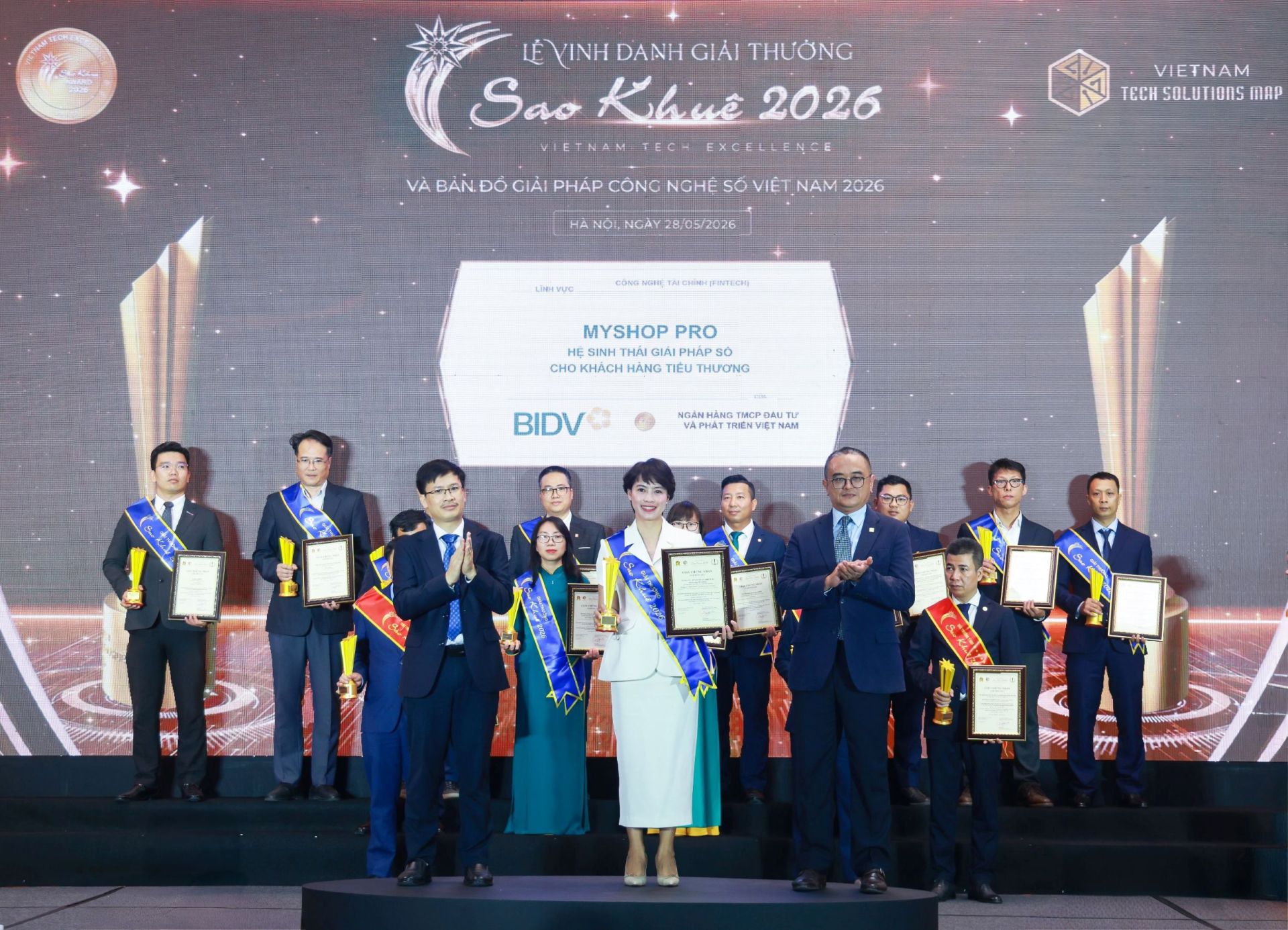Ảnh 05: Đại diện Ban Sản phẩm b&aacute;n lẻ BIDV nhận giải thưởng Sao Khu&ecirc; 2026 với sản phẩm MyShop Pro