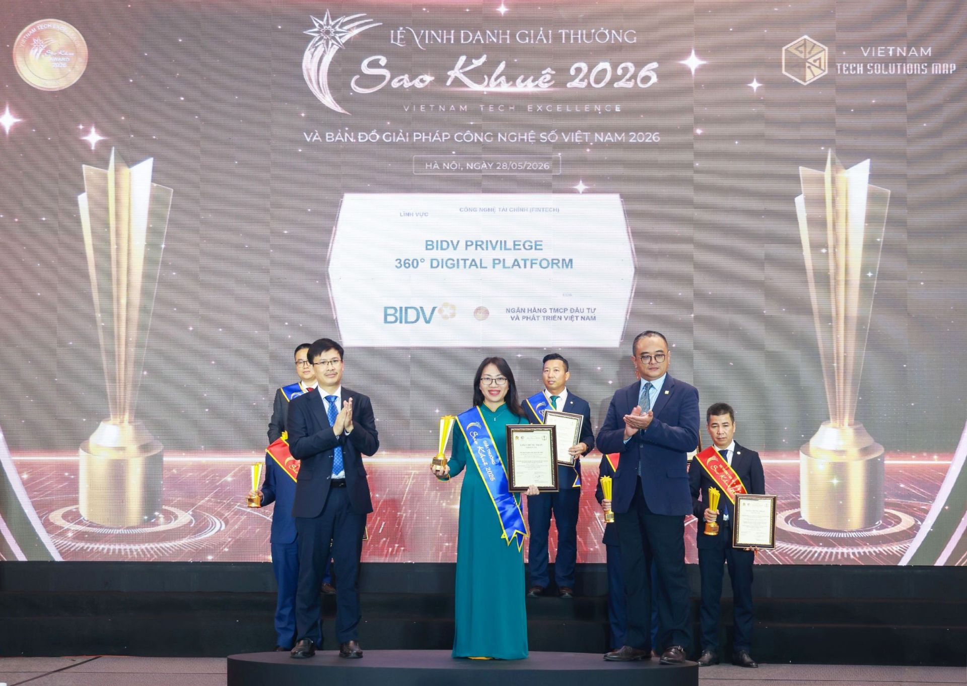 Ảnh 06: Đại diện Trung t&acirc;m Thẻ v&agrave; Vận h&agrave;nh nhận giải thưởng Sao Khu&ecirc; 2026 với sản phẩm BIDV Privilege 360o Digital Platform