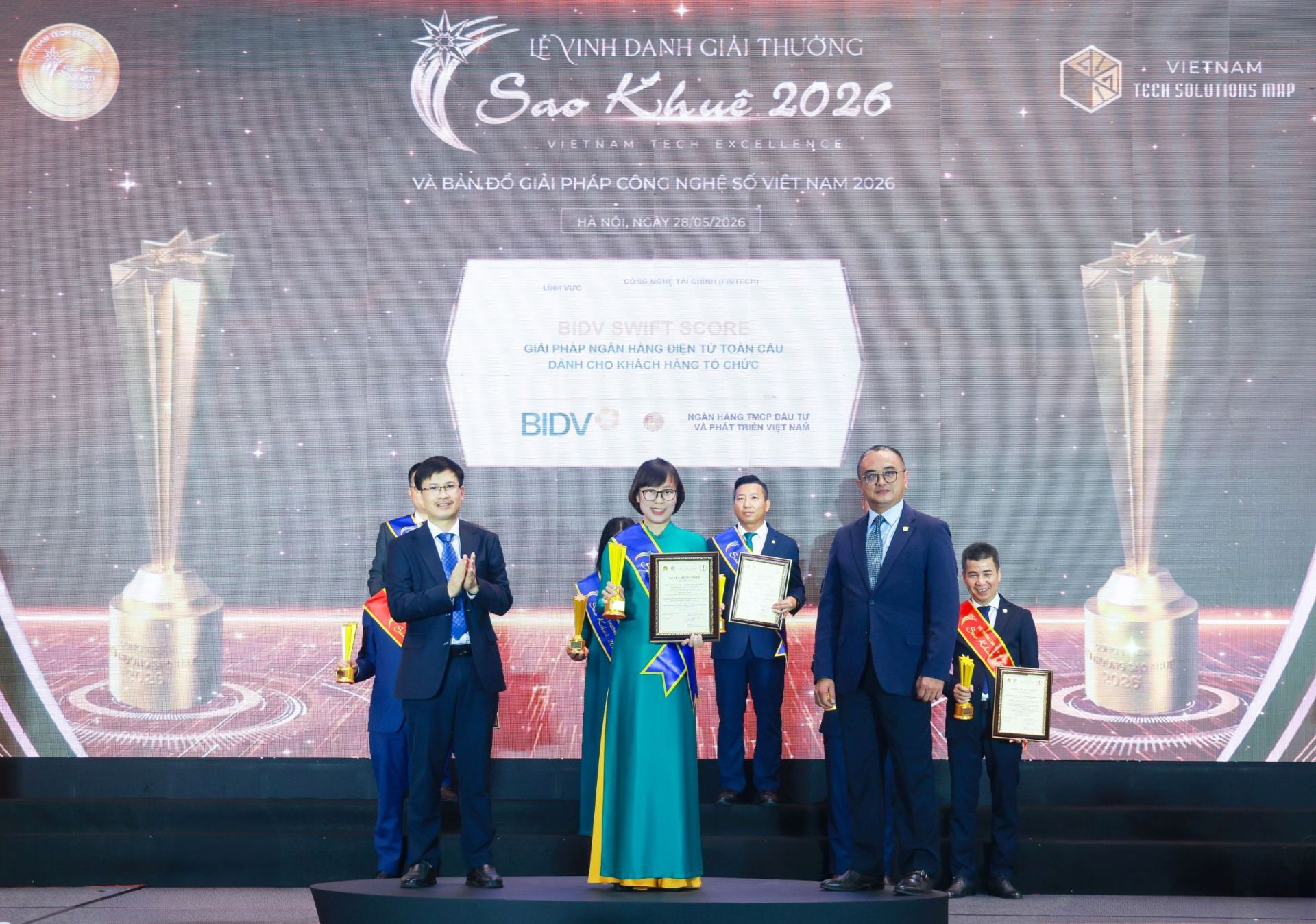 Ảnh 07: Đại diện Trung t&acirc;m Thanh to&aacute;n nhận giải thưởng Sao Khu&ecirc; 2026 với sản phẩm BIDV Swift Score