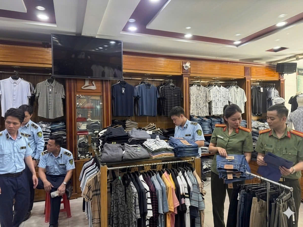 Ninh Bình: Đột kích cửa hàng thời trang T.K, thu giữ lô quần áo giả mạo nhãn hiệu trị giá gần 200 triệu đồng