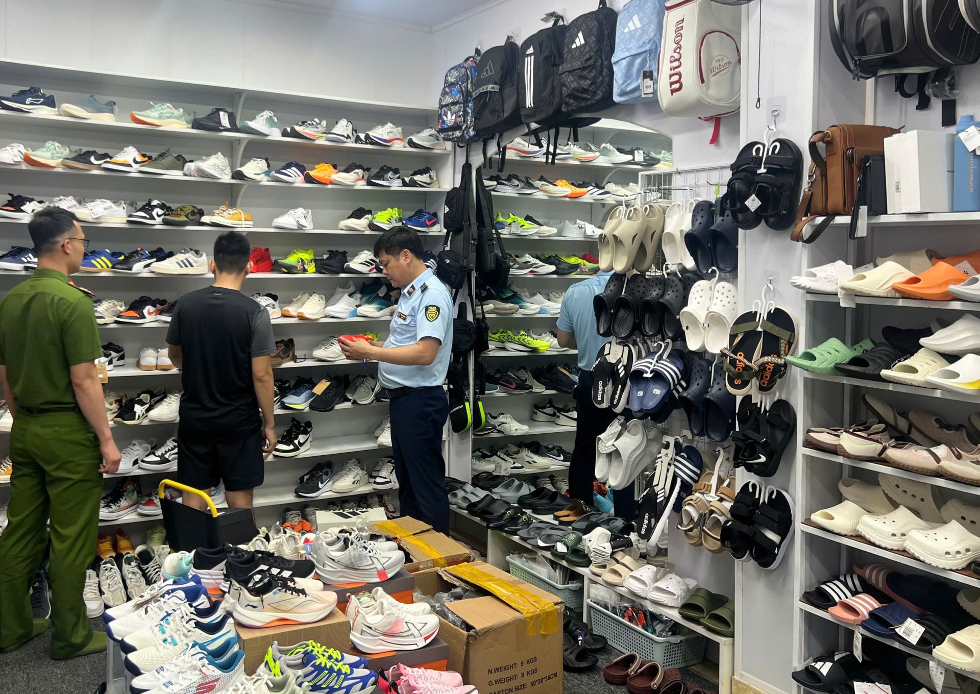 Lực lượng chức năng kiểm tra h&agrave;ng h&oacute;a tại Đội QLTT số 9 phối hợp với lực lượng C&ocirc;ng an kiểm tra cơ sở kinh doanh c&oacute; dấu hiệu giả mạo nguồn gốc xuất xứ tại phường Th&aacute;i B&igrave;nh, tỉnh Hưng Y&ecirc;n