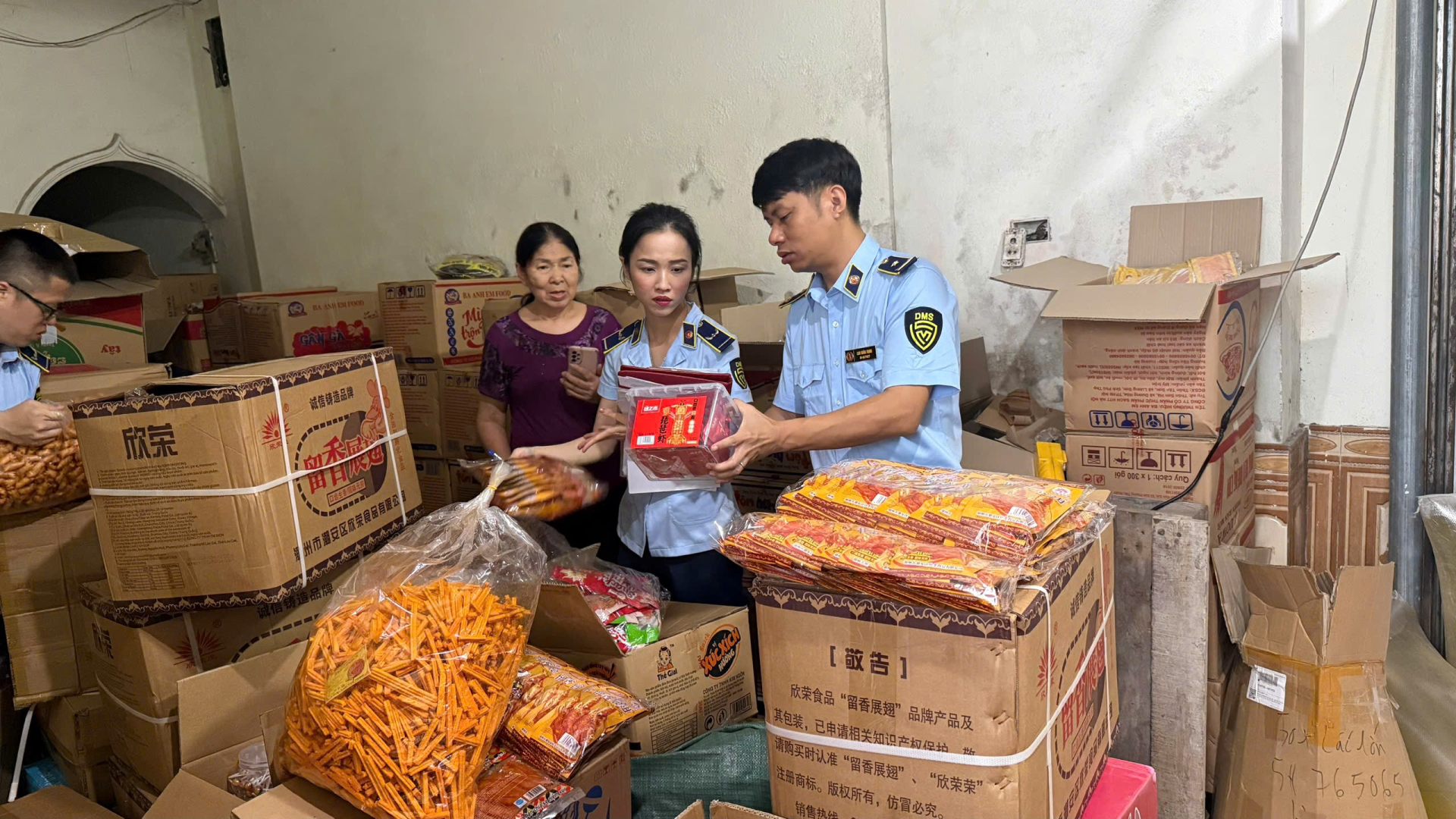Lực lượng chức năng tỉnh Thanh H&oacute;a kiểm tra h&agrave;ng h&oacute;a tại cơ sở kinh doanh trong Th&aacute;ng h&agrave;nh động An to&agrave;n thực phẩm