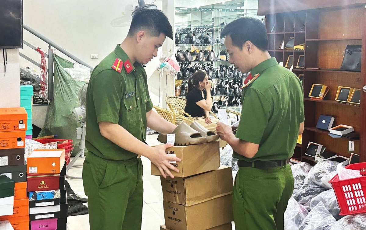 Ninh Bình: Phát hiện nhiều cơ sở kinh doanh giày dép giả mạo nhãn hiệu tại phường Hoa Lư