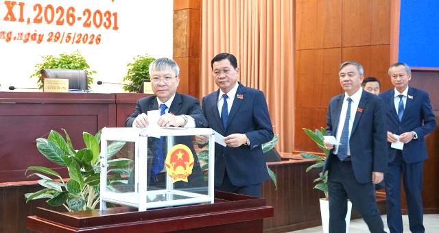 C&aacute;c đại biểu bỏ phiếu bầu bổ sung chức danh Ủy vi&ecirc;n UBND th&agrave;nh phố kh&oacute;a XI, nhiệm kỳ 2026 - 2031.