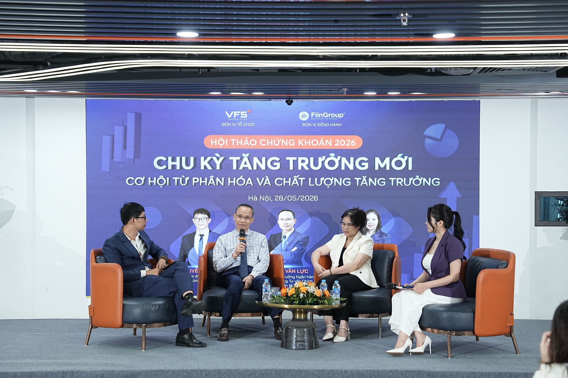 Phi&ecirc;n toạ đ&agrave;m trả lời c&acirc;u hỏi của b&aacute;o ch&iacute; v&agrave; c&aacute;c nh&agrave; đầu tư quan t&acirc;m